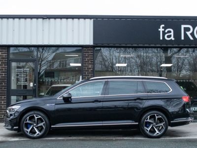 Volkswagen Passat Estate 1.4 TSI PHEV GTE Advance DSG Auto Estate Petrol / Electric Hybrid Deep Black Pearl